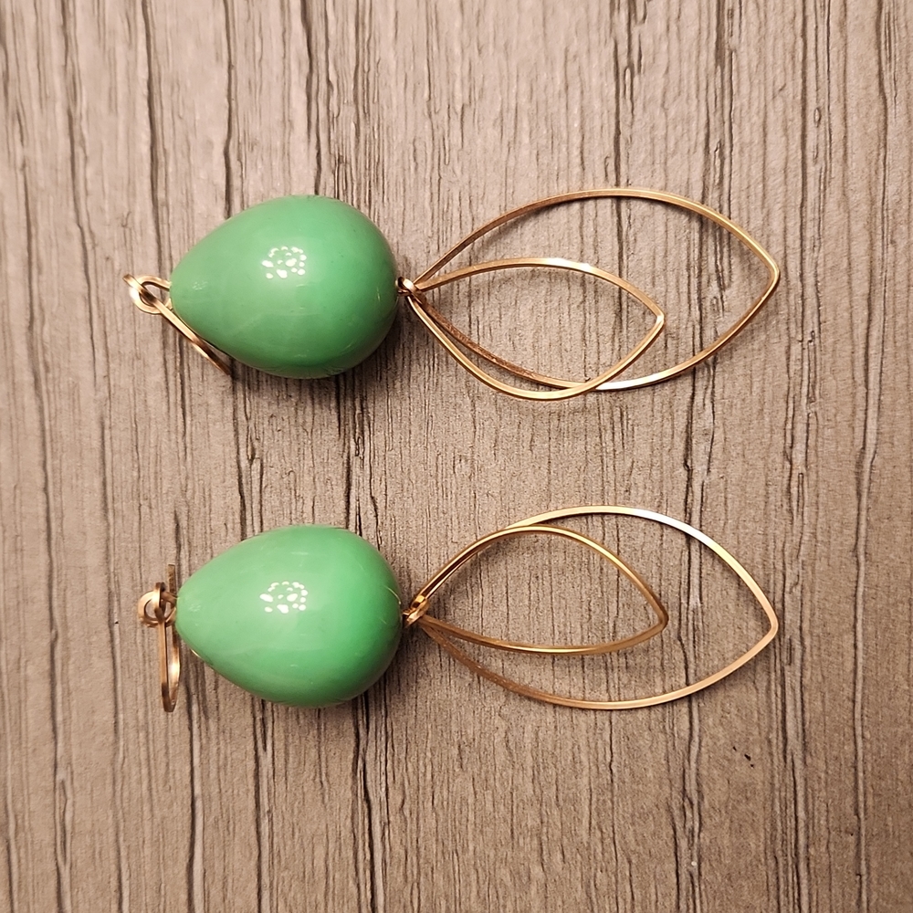 Women's gold and green earrings